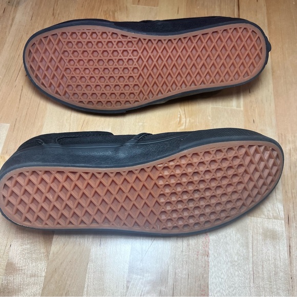 SOLD Vans Classic Tennis Shoes - Picture 7 of 9